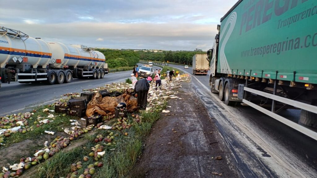 Caminhão de mangas tomba e provoca interdição parcial na BR-116