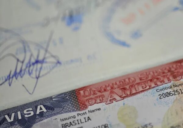 Nova taxa de Trump encarece visto americano em até R$ 1,4 mil para brasileiros