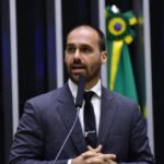 Eduardo Bolsonaro diz que abrirá mão de seu mandato para continuar nos EUA