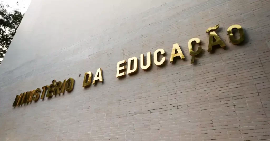 Governo publica regulamento de cursos de graduação à distância