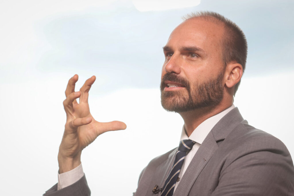 Moraes proíbe Jair Bolsonaro de falar com filho Eduardo