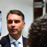 Flávio Bolsonaro anuncia novo pedido de impeachment contra Moraes depois bloqueio de contas de Eduardo