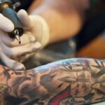 Conselho Federal de Medicina proíbe anestesia para realizar tatuagens