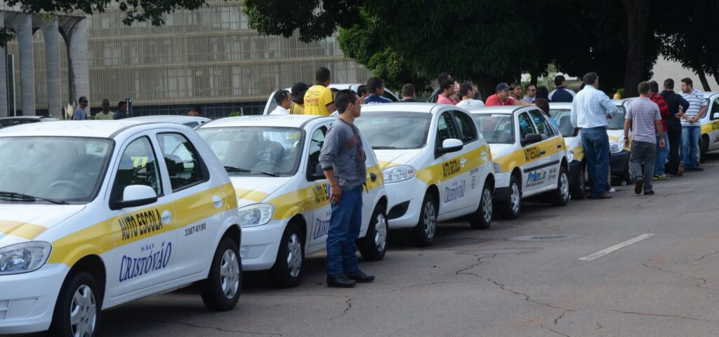 Governo estuda fim da obrigatoriedade de autoescola, diz ministro