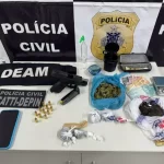 Mandado por violência doméstica resulta em prisão em flagrante por tráfico e porte ilegal de arma