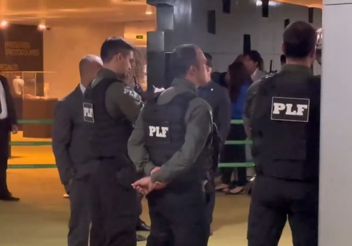 Motta marca sessão e ameaça suspender deputados que ocupam plenário