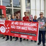 Bancários protestam contra fechamento de agências e demissões