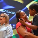 Mãe de aluno autista emociona em ato histórico de contratação de mais de 400 cuidadores