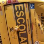 Ônibus escolar tomba ao transportar time de futebol na Bahia