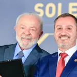 Quem é o diretor da PF que quer vigia dentro da casa de Bolsonaro