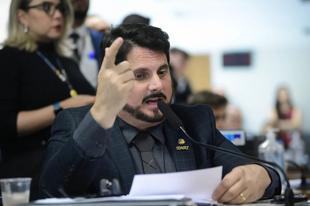 Moraes ordena, e Marcos do Val vai usar tornozeleira eletrônica