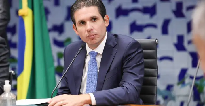 Eduardo pode perder mandato se continuar nos EUA, sugere Motta