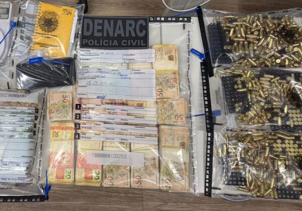 Mulher suspeita de gerenciar tráfico é presa com drogas, munições e quase R$ 30 mil em Feira