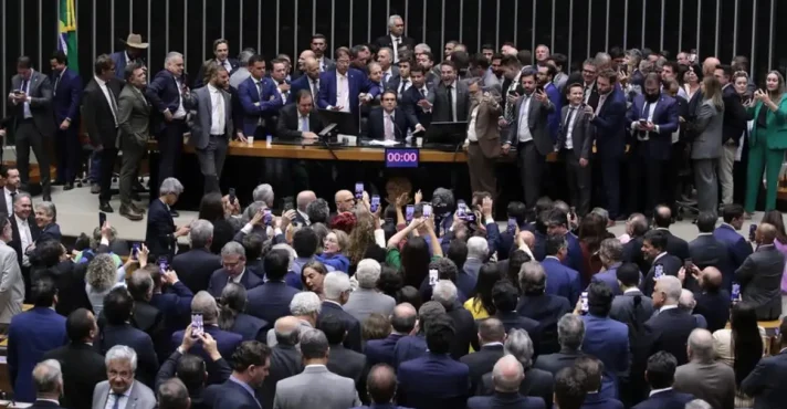 Oposição cogita nova obstrução caso Motta atrase PEC do foro