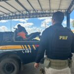 PRF apreende motocicleta roubada transportada em ônibus de turismo na BR-116, em Feira de Santana