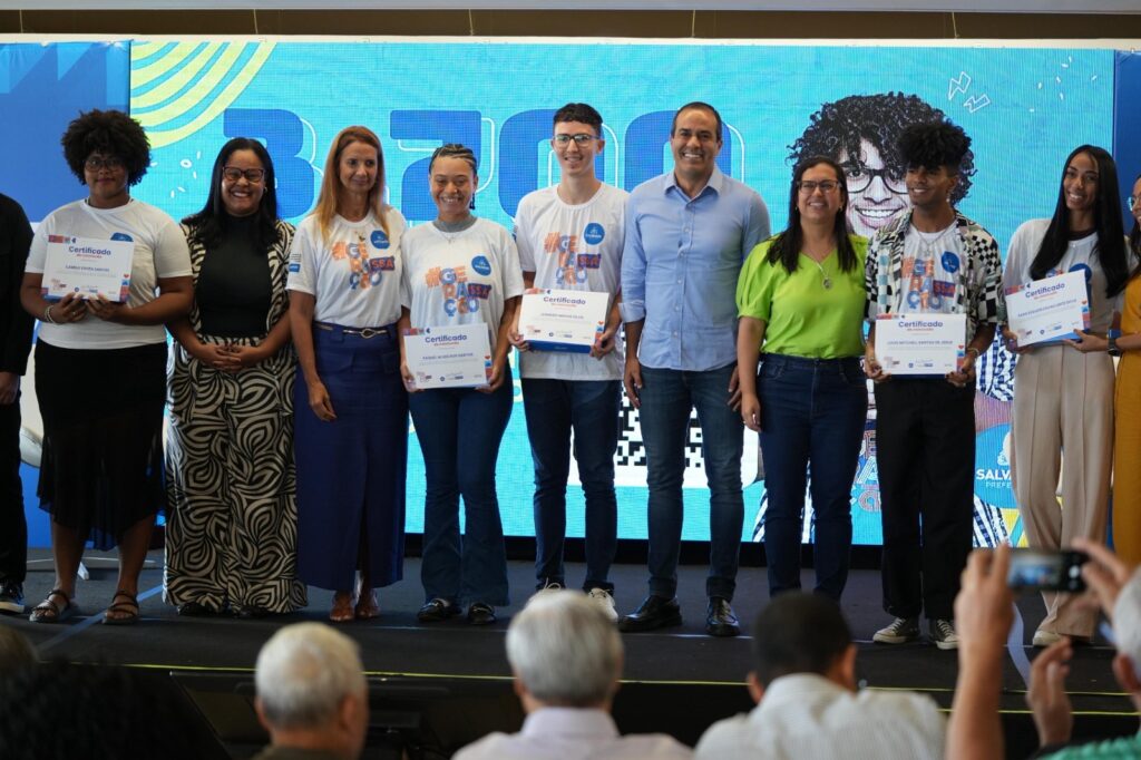 Prefeitura entrega certificado e tablets para 400 jovens que concluíram primeira fase do programa Geração SSA
