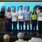Prefeitura entrega certificado e tablets para 400 jovens que concluíram primeira fase do programa Geração SSA