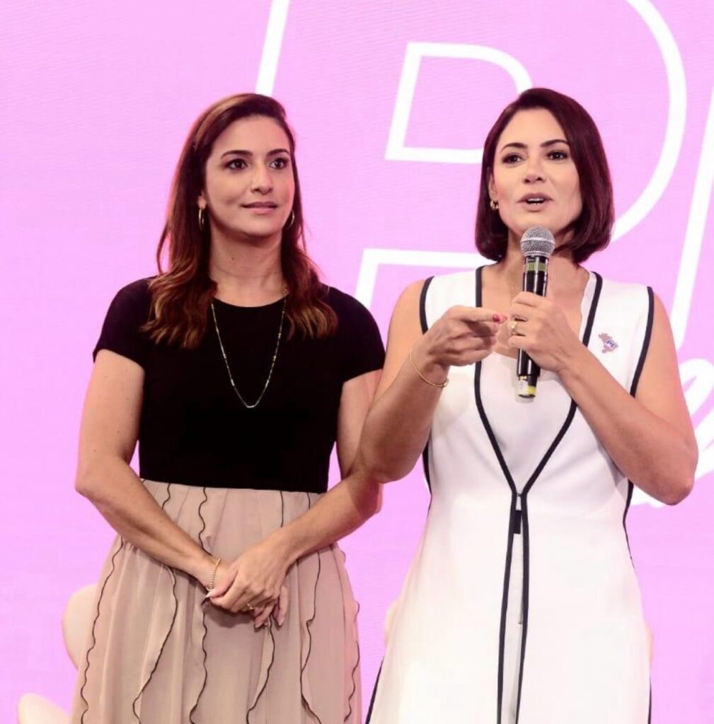 Michelle atende Roberta e grava mensagem para patriotas da Bahia