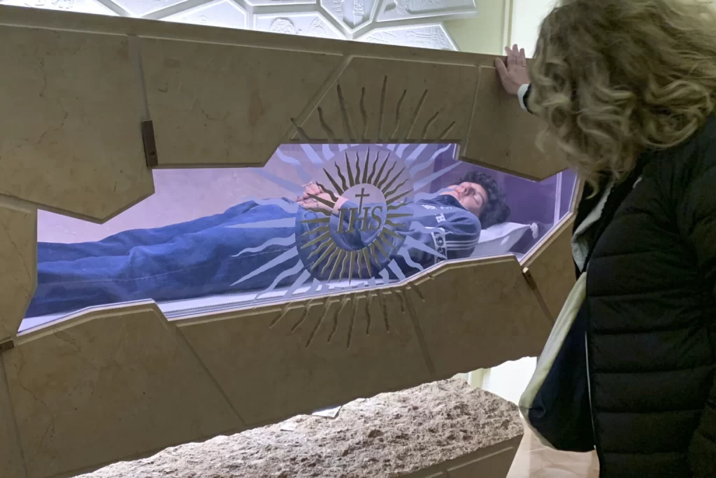 Carlo Acutis: Novo santo católico usa moletom e calça jeans