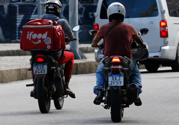 Deputados aprovam urgência para votar vale-refeição a entregadores