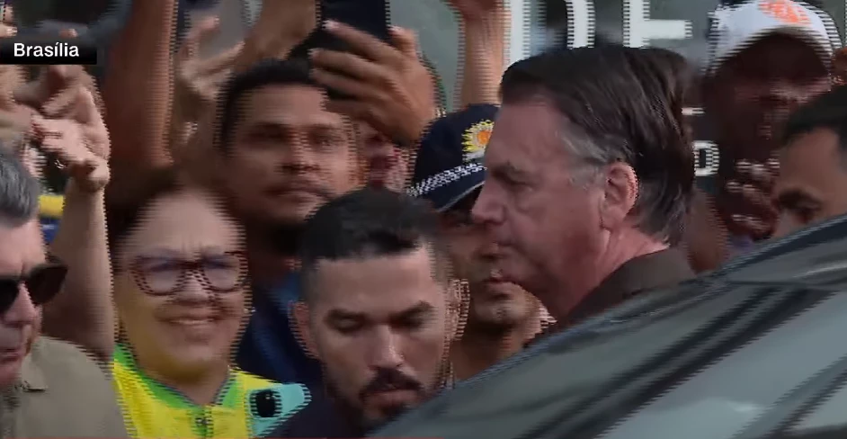 Jair Bolsonaro chega a hospital no DF para procedimento médico