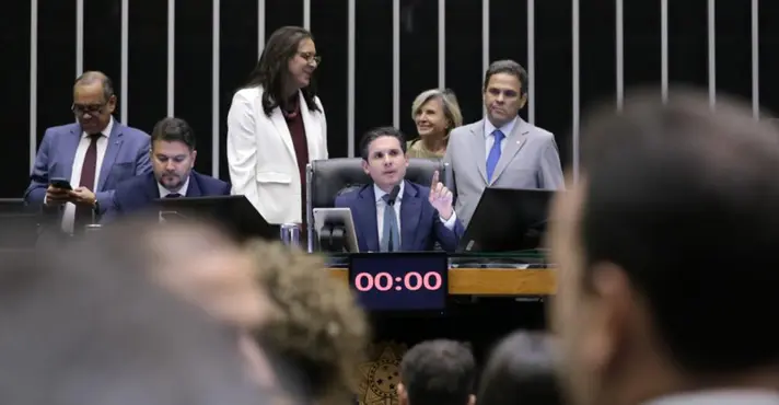 Depois de longa discussão, PEC das Prerrogativas é aprovada na Câmara