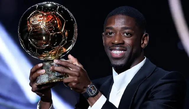 Dembelé, do PSG, ganha o troféu Bola de Ouro