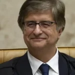 Gonet retira Bolsonaro de denúncia por considerar lícita ajuda ao filho fora do país