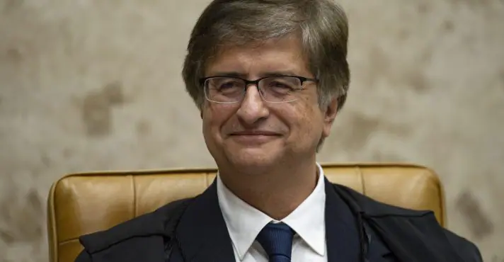 Gonet retira Bolsonaro de denúncia por considerar lícita ajuda ao filho fora do país