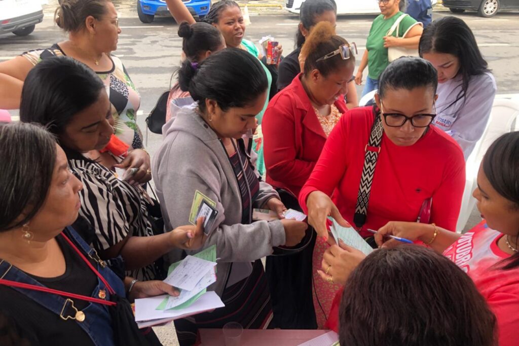 Outubro Rosa mobiliza cerca de 2 mil mulheres em Feira de Santana no primeiro dia da campanha