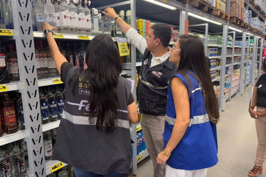 Fiscalização conjunta entre Secretaria de Saúde e Procon verifica venda de bebidas destiladas em Feira