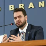 Moraes dá 5 dias para PF explicar viagem de Filipe Martins aos EUA