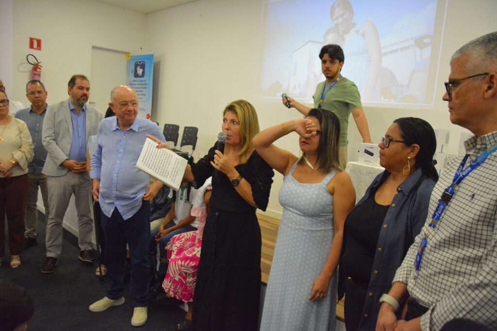 Prefeitura de Feira entrega óculos inteligentes para garantir independência a alunos com cegueira