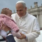 Bebê baiana de sete meses é abençoada por papa Leão XIV no Vaticano