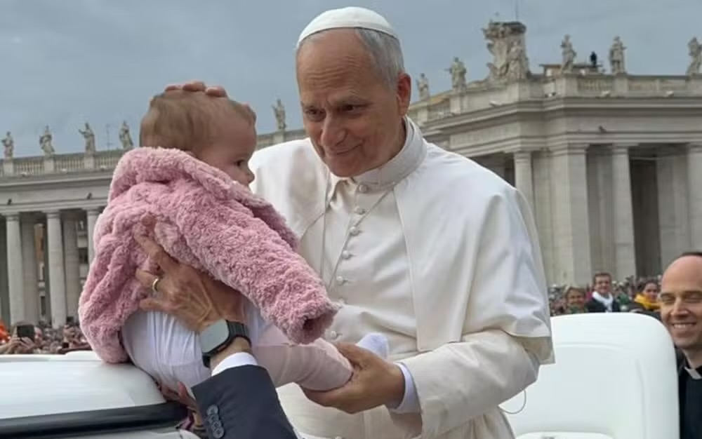 Bebê baiana de sete meses é abençoada por papa Leão XIV no Vaticano