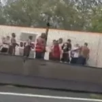 Ônibus com torcedores do Flamengo tomba na Dutra, RJ