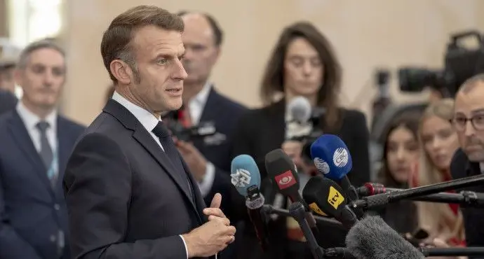 Macron busca solução política em 48 horas