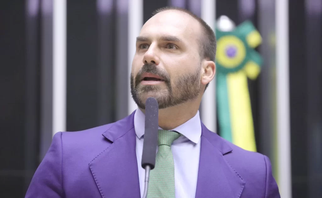 Eduardo diz que não permitirá confabulações que visam tratar Bolsonaro como uma carniça