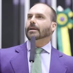 Eduardo diz que não permitirá confabulações que visam tratar Bolsonaro como uma carniça