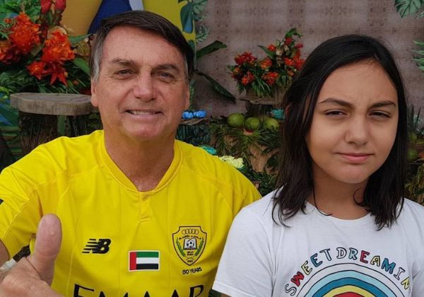 Jair Bolsonaro pede autorização para fazer festa de 15 anos da filha
