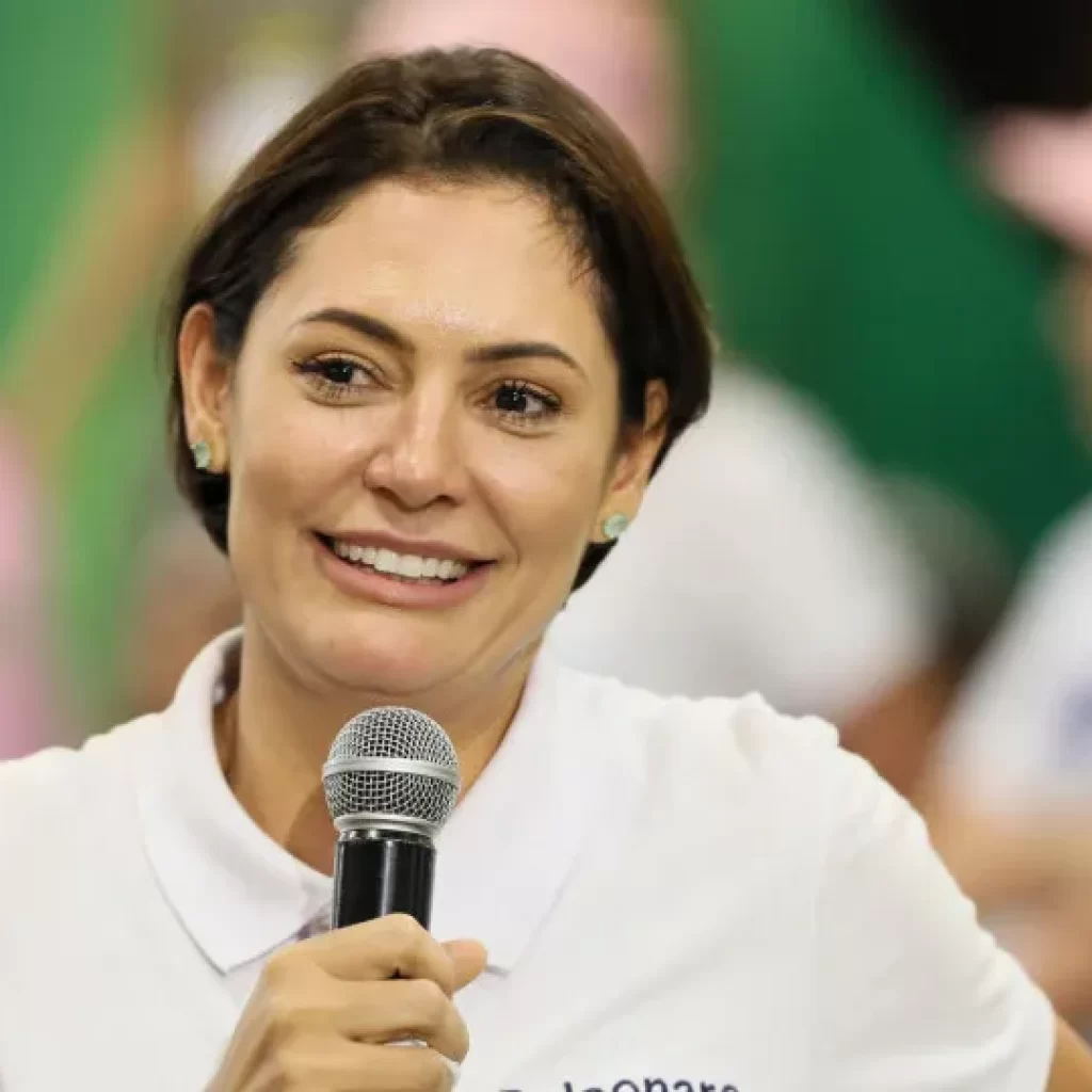 Michelle Bolsonaro ironiza ação de Lindbergh Farias na PGR: “Me ama”