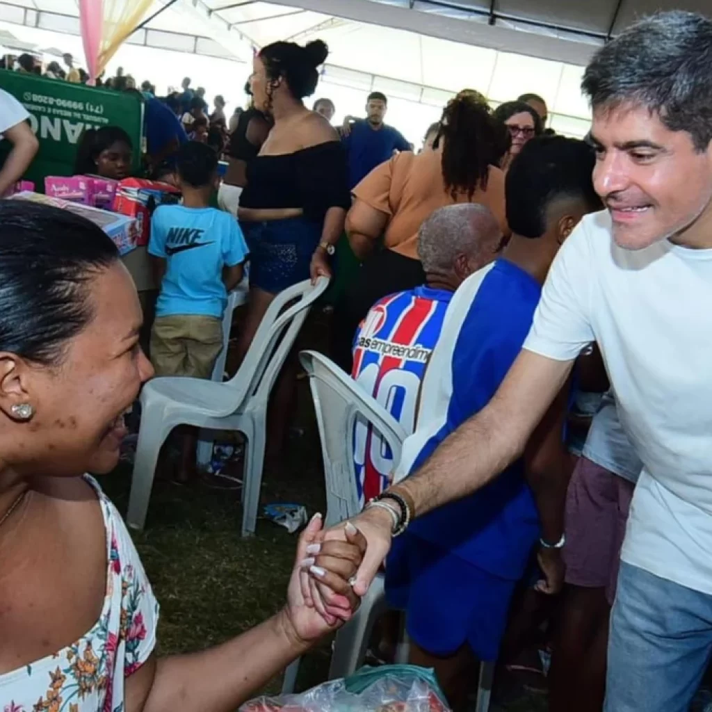 ACM Neto prestigia evento do Dia das Crianças em Lauro de Freitas ao lado de lideranças políticas