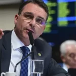 Flávio Bolsonaro pede ao TCU investigação de repasses do MEC à ex-nora de Lula