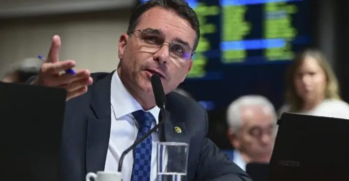 Flávio Bolsonaro pede ao TCU investigação de repasses do MEC à ex-nora de Lula