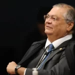 Flávio Dino acompanha Moraes e vota para manter Bolsonaro preso