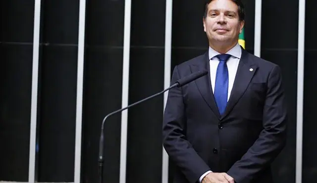 Moraes manda cassar Ramagem e ordena a perda do cargo de delegado