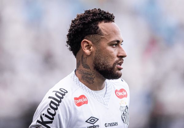 Neymar sofre nova lesão no joelho e deve desfalcar o Santos até o fim da temporada