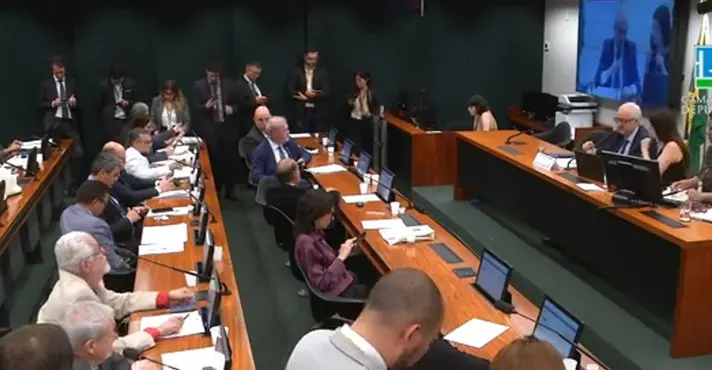 Avança na Câmara projeto para suspender vacinação obrigatória de crianças contra covid