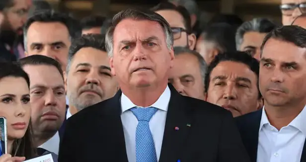 Defesa de Bolsonaro apresenta recurso e contesta trânsito em julgado