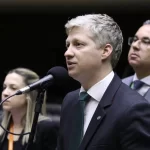 Emenda que proíbe presos de votarem é aprovada na Câmara